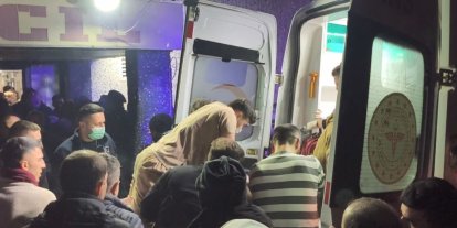 Kalbi duran yaralı için doktor sedye üzerinde kalp masajı yaptı