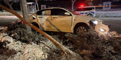 Alkollü sürücü önce ağacı devirdi ardından aydınlatma direğine çarptı