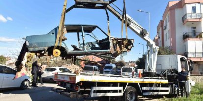 Kepez’de terk edilmiş hurda araçlar kaldırıldı
