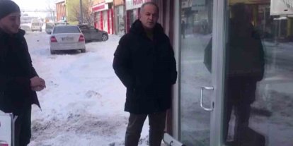 Sibirya soğukları esnafı zorladı: Donan kapı kilidini ısıtıcıyla açmaya çalıştı