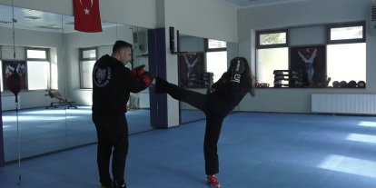 Vücut geliştirmek için gittiği salonda kick boksla tanıştı, 5 ay sonra Ünilig’de 3. oldu