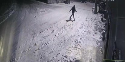 Bahçesine giren kurtları çaydanlıktaki sıcak suyla kovaladı