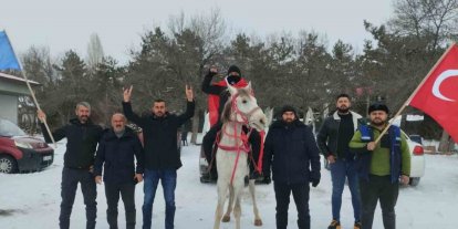 Esnaf at üstünde Türk bayrağı ile tur attı