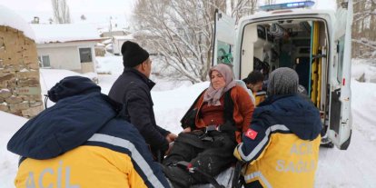 Sivas’ta kar engeline takılan hasta için ekipler seferber oldu