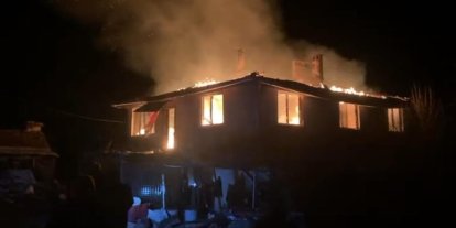 Bursa’da alevli gece...Köy evi alevlere teslim oldu
