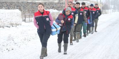 Kars’ta zorlu hava şartlarına rağmen hayvan sağlığı için mesai sürüyor