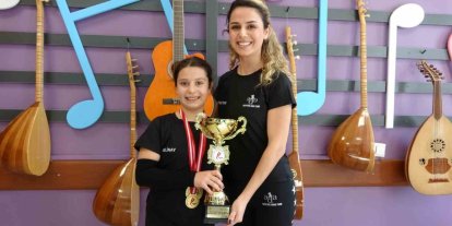 Beş yaşında başladığı ’salsa’ yolculuğunda dört Türkiye birinciliği kazanan minik sporcunun yeni hedefi dünya şampiyonluğu