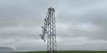 Gerilim hattındaki hırsızlıkta direkler devrildi, alternatif hatlar sayesinde ilçe elektriksiz kalmadı