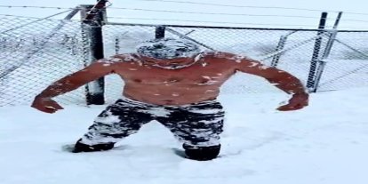 Eksi 15 derecede kar banyosu yaptı