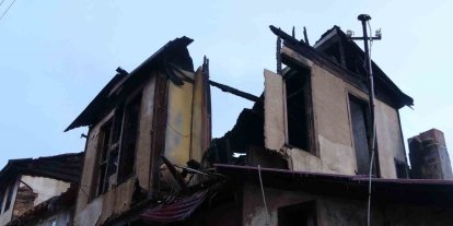 Alev alev yanan konaktan geriye duvarları kaldı