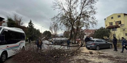 Marmaris’te şiddetli fırtına etkisini sürdürüyor