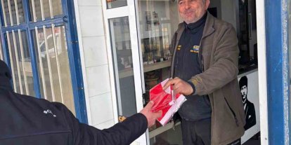 Muğla Büyükşehir Belediyesi Türk Bayrağı dağıtarak dayanışma mesajı verdi