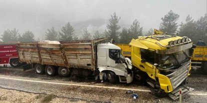 Antalya’da tır ile kamyon kafa kafaya çarpıştı: 1 ölü, 1 ağır yaralı