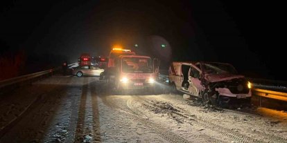 Kamyonet zincirleme kazaya neden oldu... O anlar kamerada