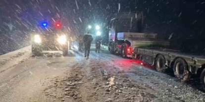 Yolda kalanların yardımına polis ve jandarma yetişti