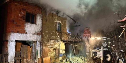 Uşak’ta iki katlı ev yangında küle döndü: Karı-koca dumandan etkilendi