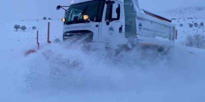 Kayseri Büyükşehir 10 ilçede 155 kırsal mahalle yolunu ulaşıma açtı