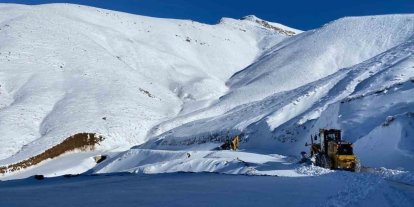 Batman’da kar yağışı nedeniyle hasta kepçe ile ambulansa ulaştırıldı