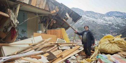 İneklerine ot vermek için geldiği ahırda heyelandan son anda kurtuldu