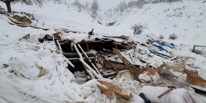 Karaman’da karın ağırlığına dayanamayan ahırın çatısı çöktü