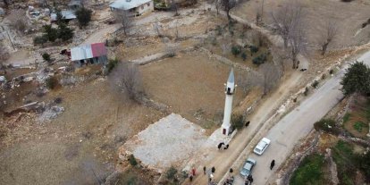 Cemaat, imam, minare var fakat cami yok