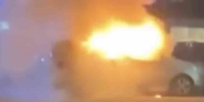 Bursa’da araç alev aldı, esnaf yangın tüpleriyle koştu