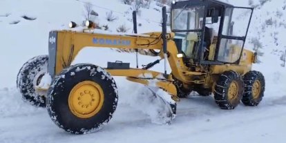 Karda mahsur kalanlar ekipler tarafından kurtarıldı