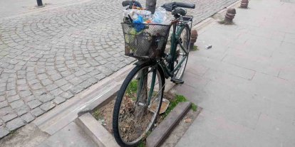 Aylardır ağaca kilitli duran bisikleti çöp kutusuna çevirdiler