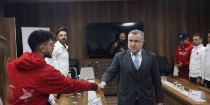 Bakan Bak 2026 Kış Olimpiyatları’na katılacak milli sporcuları kabul etti