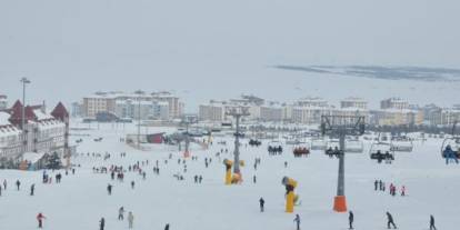 Kristal karın merkezi Sarıkamış’a kayakseverlerden yoğun ilgi