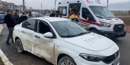 Kavşakta 2 otomobil çarpıştı: 1 yaralı