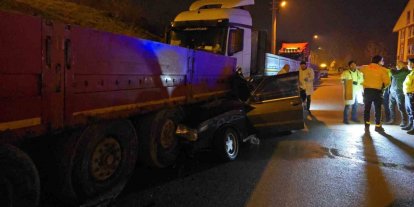 Tofaş Tır’a ok gibi saplandı: 1’i ağır 2 yaralı