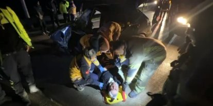 Bursa’da sabah saatlerinde korkunç kaza: Bariyerlere çarpan araçta 2 kişi ağır yaralandı