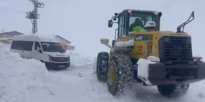 Kar yolları kapattı, cenaze 5 saattik mücadele sonrası defnedilebildi