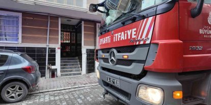 Esenyurt’ta sinir krizi geçiren kadın bir otomobilin üzerine çıkarak zıpladı: O anlar kamerada