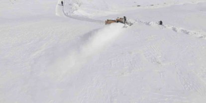 Aydınlar’da kar hayatı felç etti: Valilikten kar savurma makinesi desteği