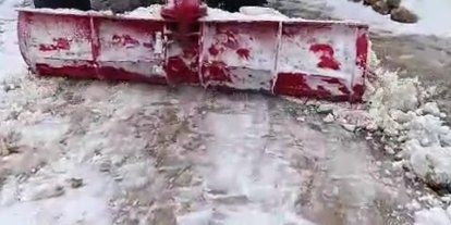 Batman’da muhtar, yolun kapanmaması için traktörle kar birikintilerini temizledi