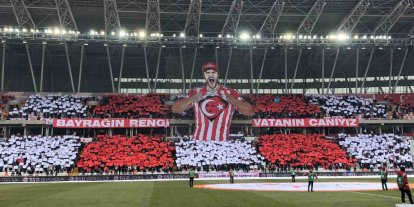 Sivasspor taraftarlarından Türk bayrağı koreografisi