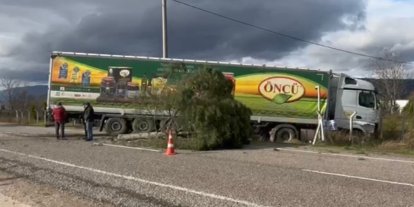 Gönen-Bandırma yolunda kontrolden çıkan tır şarampole savruldu