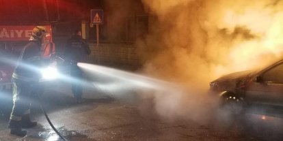 Sarayköy’de park halindeki otomobil alevlere teslim oldu