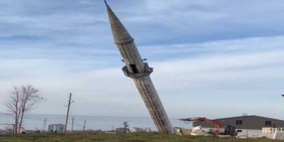 Yenisi yapılınca eski caminin minaresi kontrollü bir şekilde yıkıldı