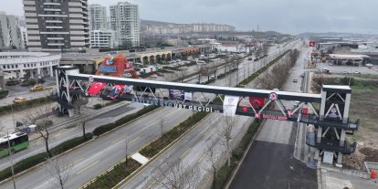 Menderes Bulvarındaki modern yaya üst geçidi açılıyor