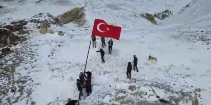 Mahallenin en yüksek tepesine Türk bayrağı diktiler