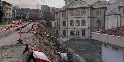 Bursa’da 2 aylık çile...Çöken duvar yolu da camiyi de kapattı