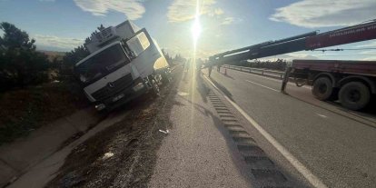 Peynir yüklü kamyon yan yattı