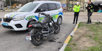 Kamyonet ile çarpışan motosikletteki 2 kişi yaralandı