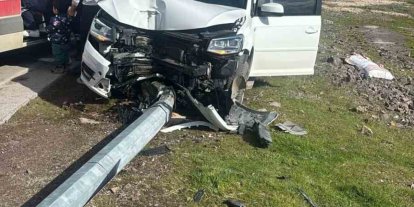 Kocaeli’de elektrik direğine çarpan otomobilin sürücüsü ağır yaralandı