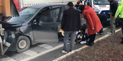 Otomobil, kırmızı ışıkta bekleyen tıra çarptı: 1 yaralı