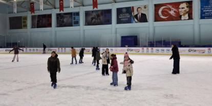 Çocuklar ara tatilde buz pistinde eğlendi