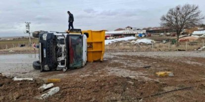 Ereğli’de kontrolden çıkan kamyon devrildi: 2 yaralı